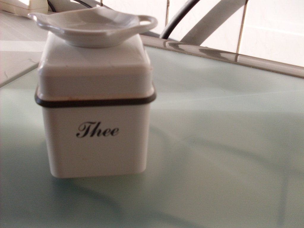 witte thee trommeltje voor 20 zakjes thee met lekbakje, Ophalen, Kunststof, Zo goed als nieuw, Wit