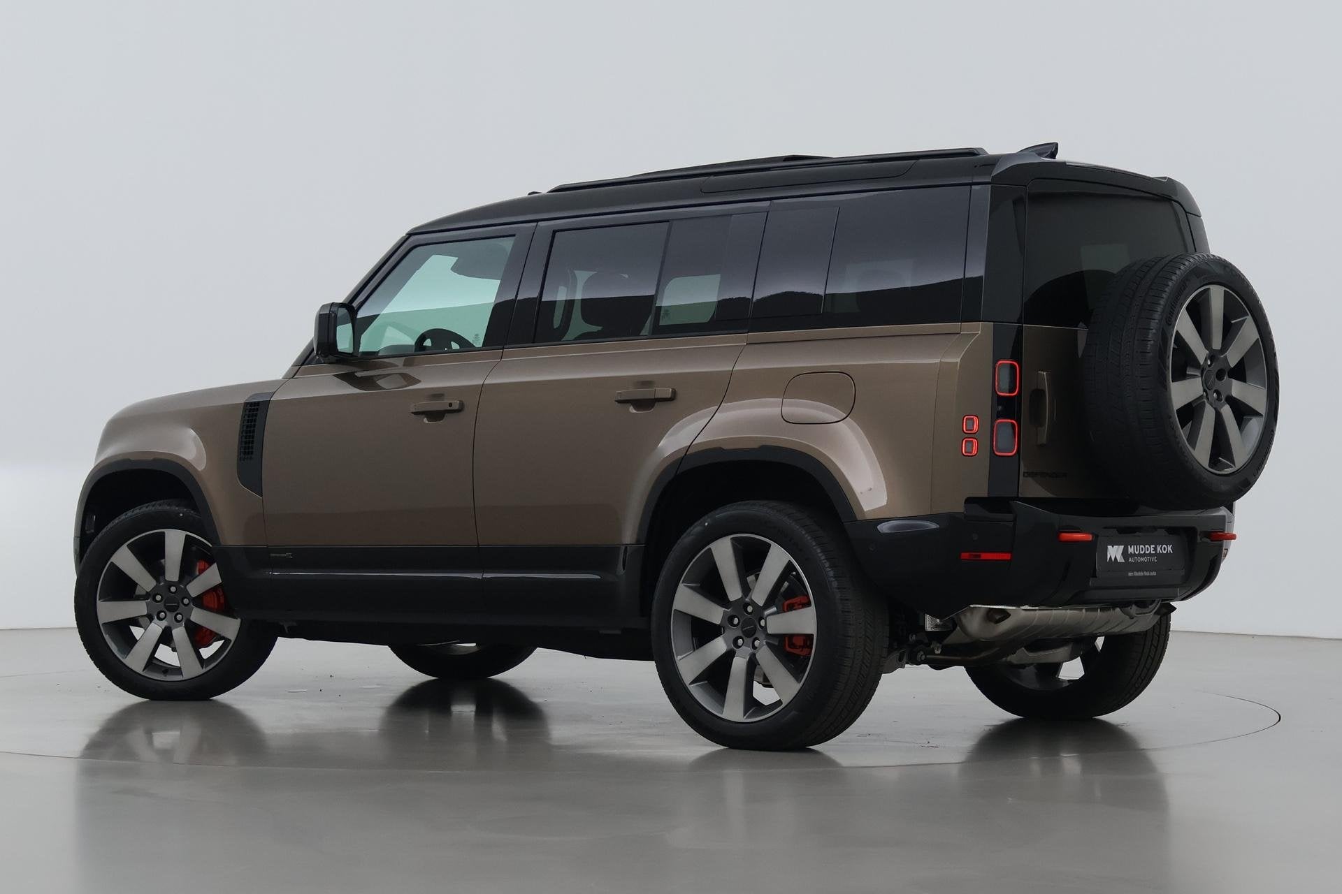 Land Rover Defender 2.0 P300e 110 X | FACELIFT | ClearSight, Automaat, Gebruikt, 4 cilinders, Bruin