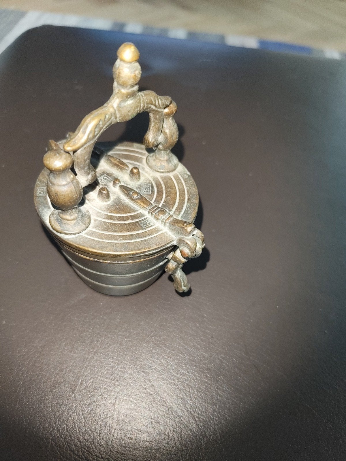 Antieke bronzen stapelgewichten set in houder, Ophalen