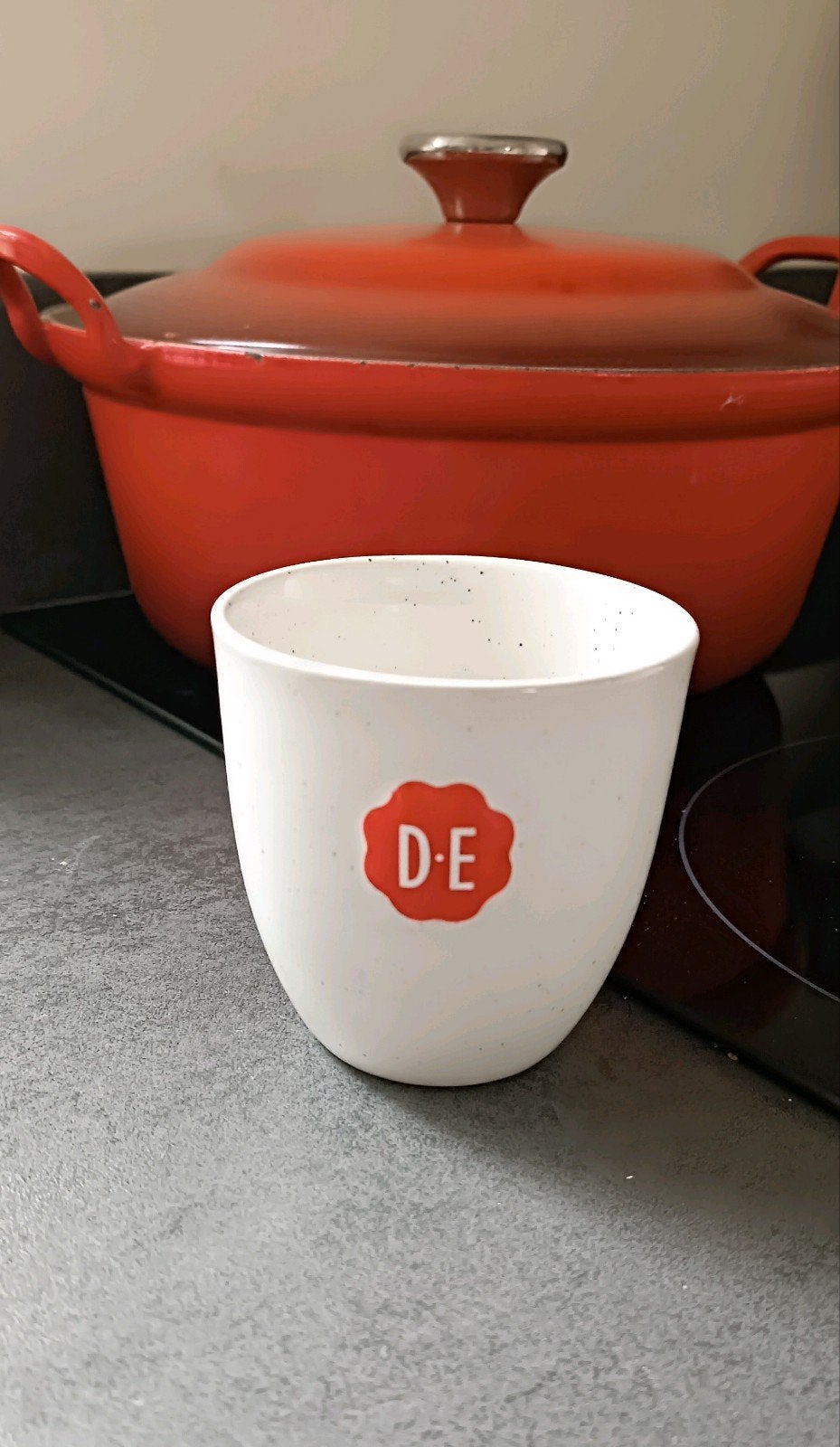 Douwe Egberts mok / kopje zonder oor – Wit gespikkeld, Huis en Inrichting, Ophalen of Verzenden, Zo goed als nieuw, Overige stijlen