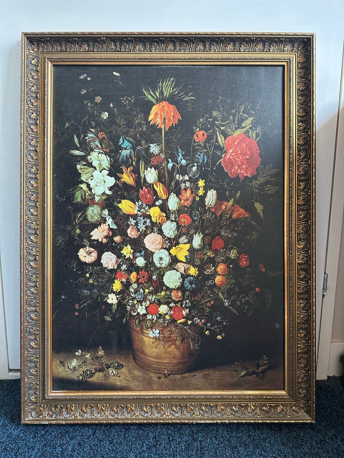 Klassiek bloemstilleven in sierlijke lijst, Antiek en Kunst, Doek, Klassiek, Print, Ingelijst