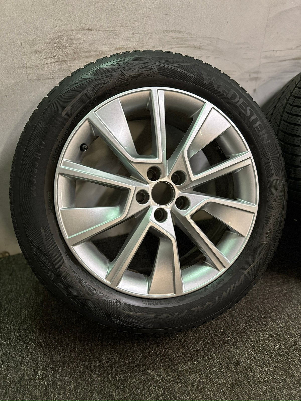 Originele Skoda Kamiq Scala 17 inch velgen incl winterbanden, Banden en Velgen, 17 inch, 205 mm, Winterbanden