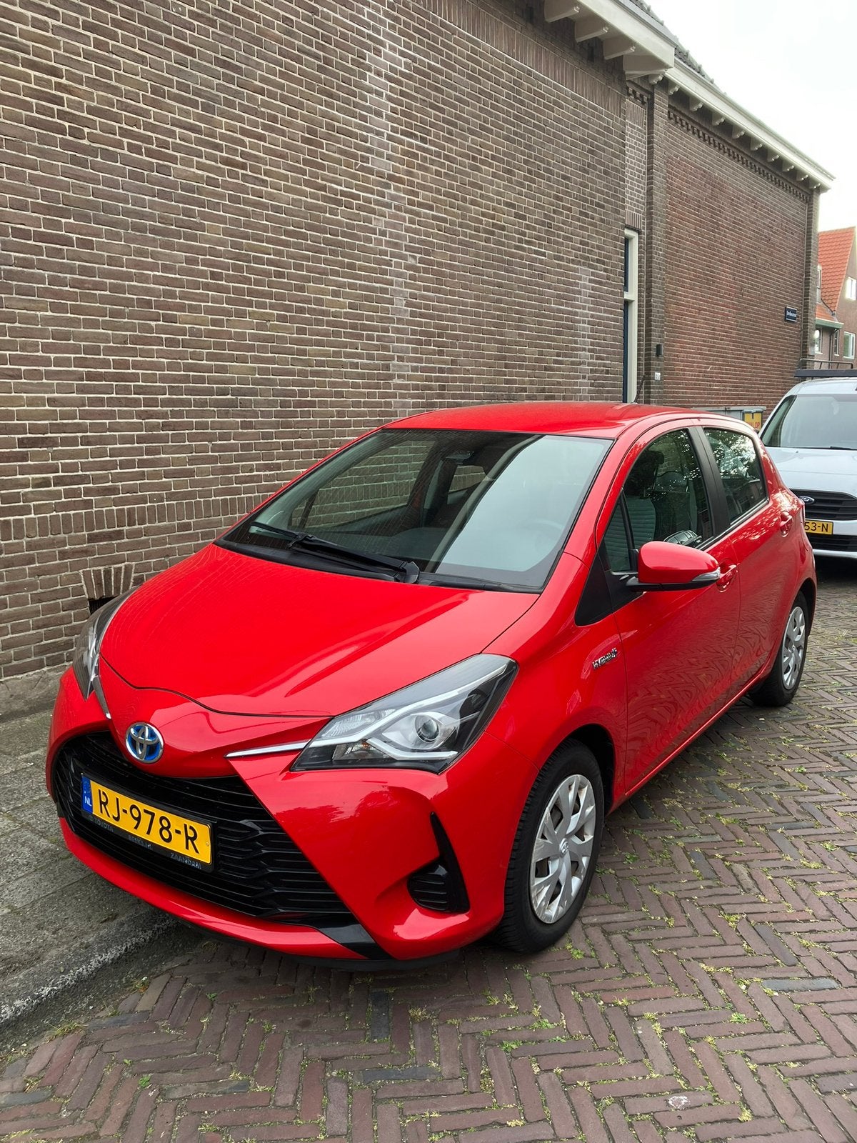 Toyota Yaris 1.5 Hybrid 2017 Rood, Auto's, 1497 cc, 49 €/maand, Origineel Nederlands, 1065 kg