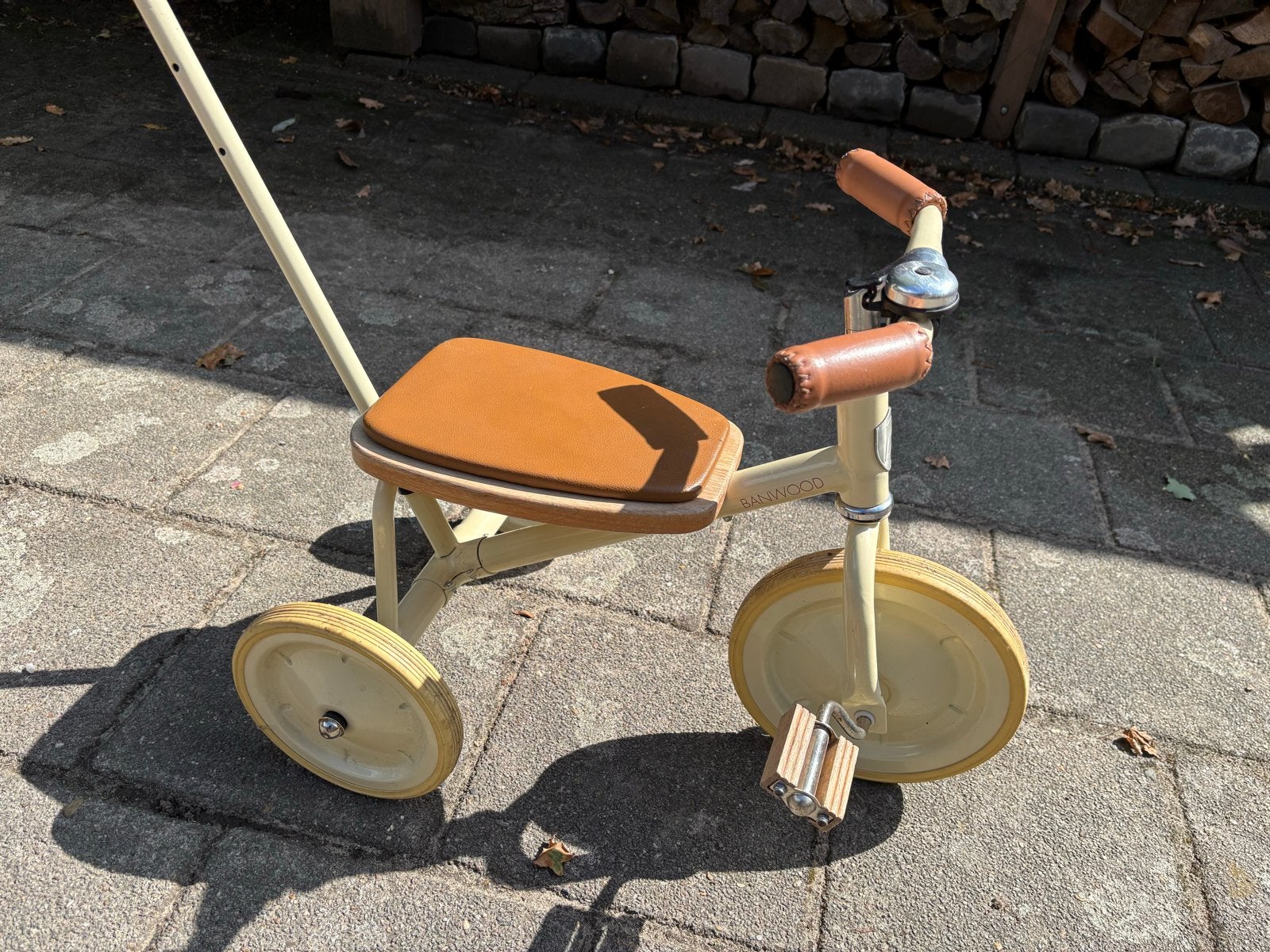 Barnwood driewieler met duwstang, Ophalen, Zo goed als nieuw, Duwstang