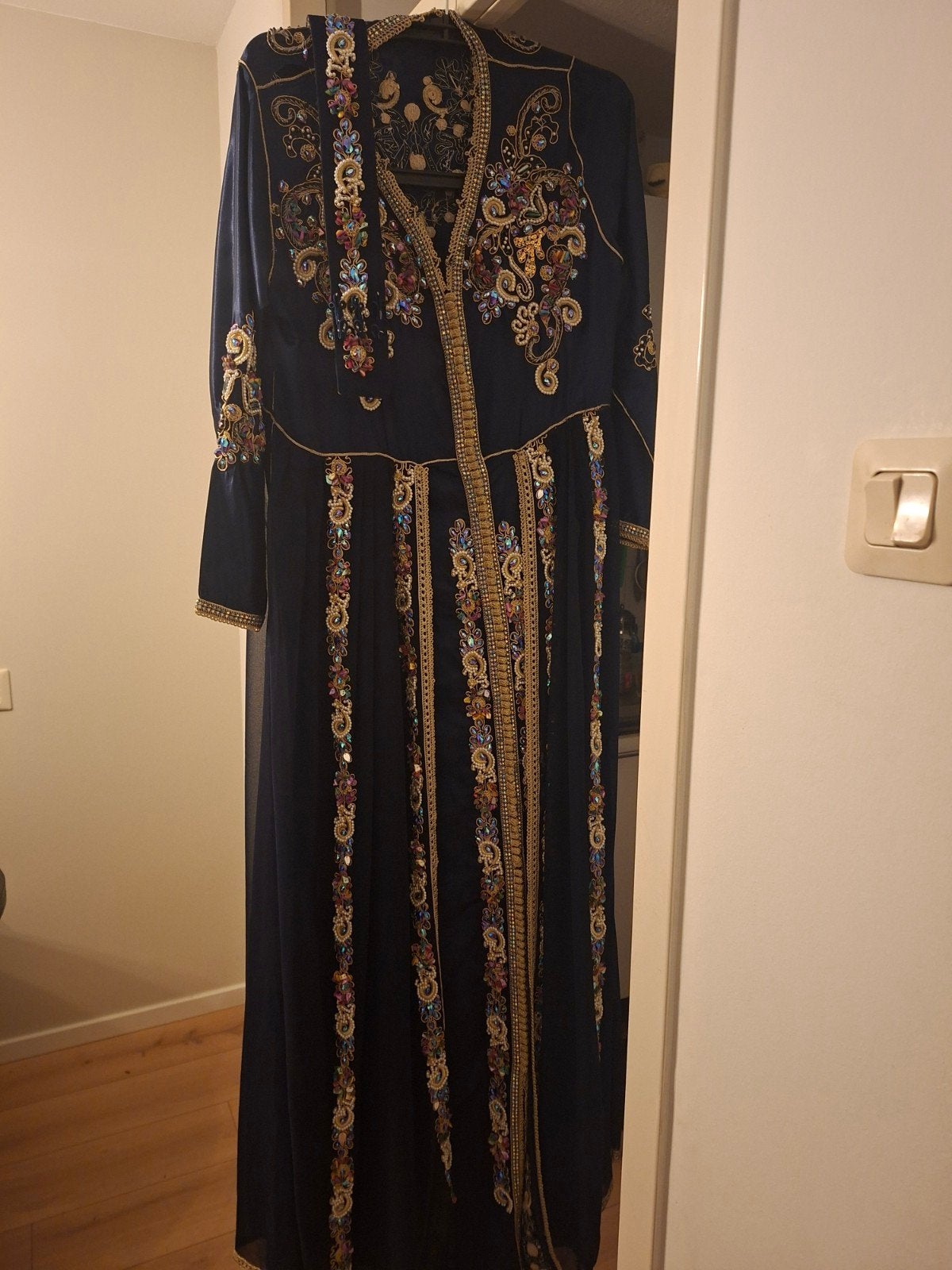 Prachtige donkerblauwe kaftan met borduursels, Blauw, Onder de knie, Ophalen, Maat 38/40 (M)