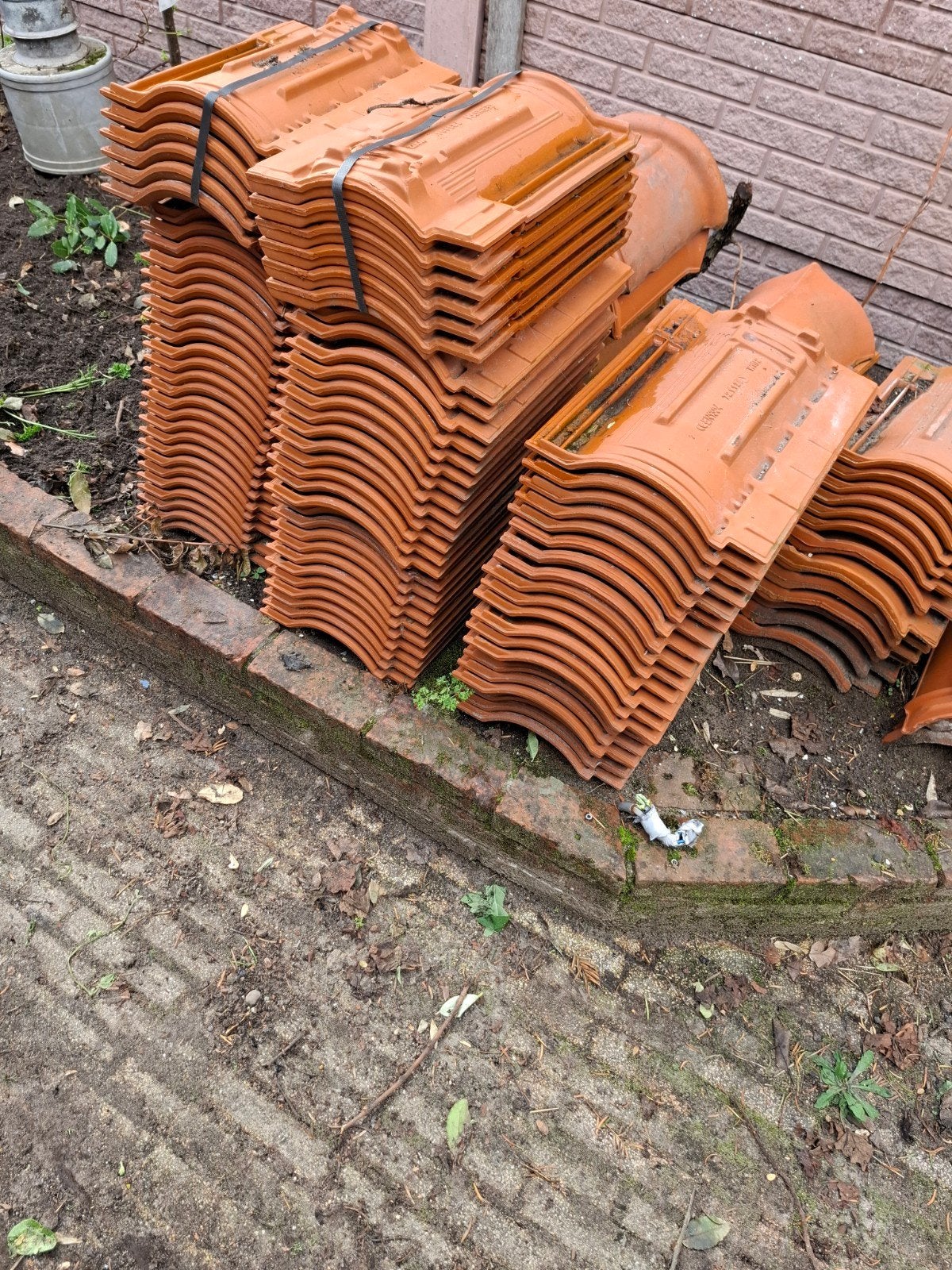 Nieuwe dakpannen en nokvorsten, Steen of Klei, Nieuw, Dakpannen, Rood