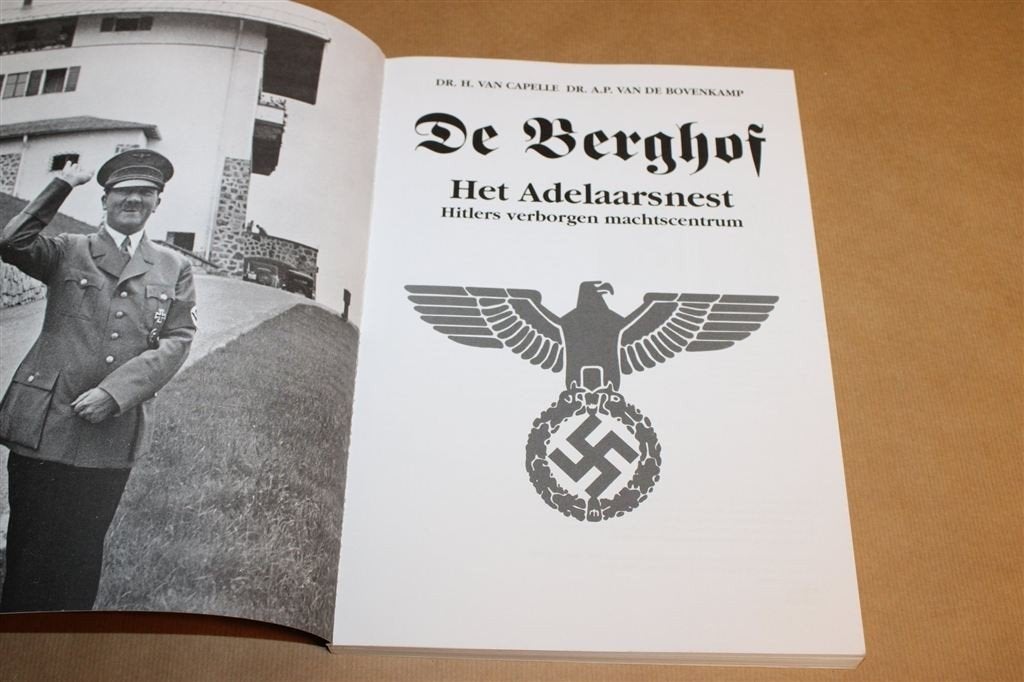 De Berghof — Adelaarsnest, Hitlers Verborgen Machtscentrum, Boeken, Ophalen of Verzenden, Tweede Wereldoorlog, Gelezen, Overige onderwerpen
