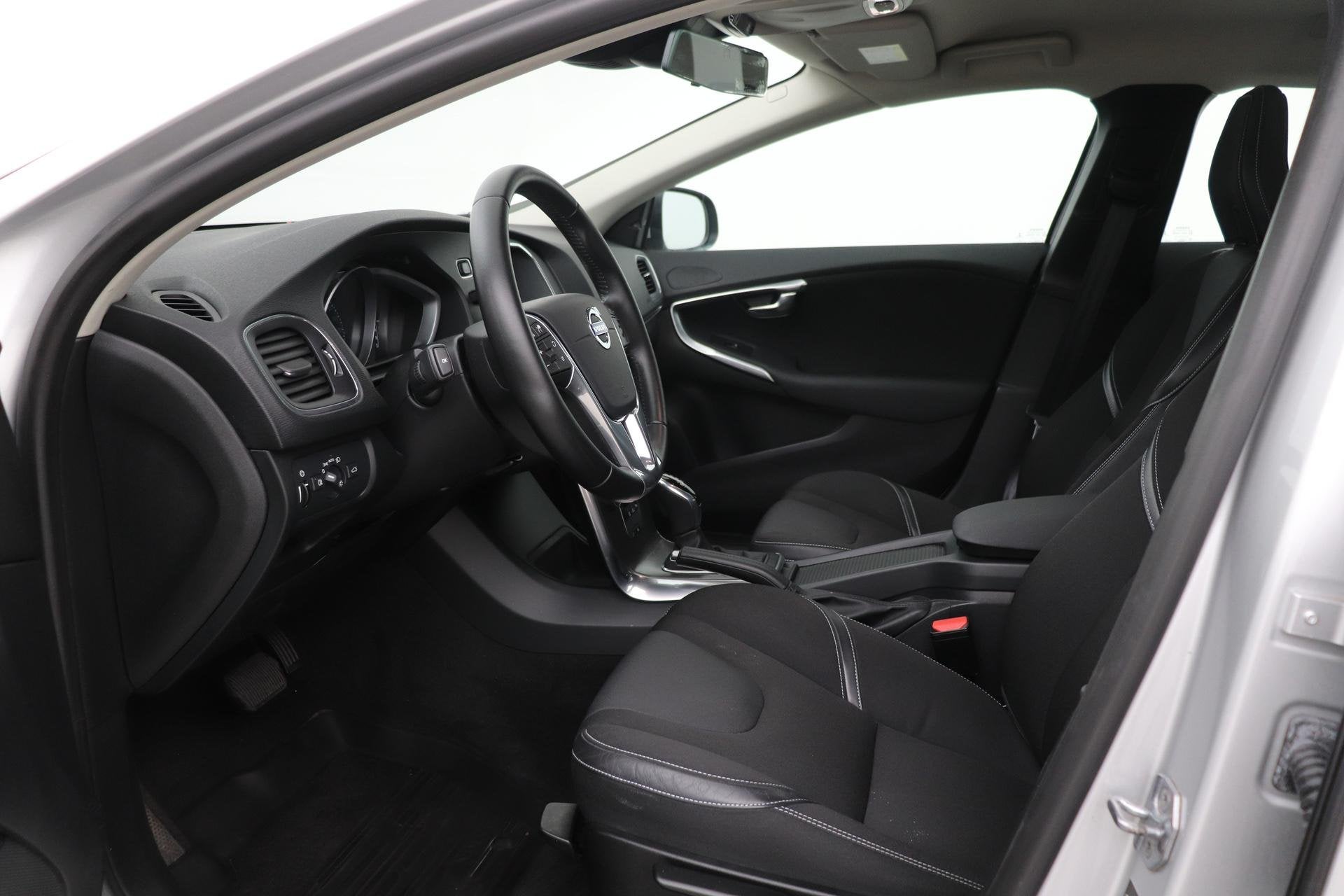 Volvo V40 2.0 D3 Momentum | Trekhaak | ACC | BLIS | Standkac, Auto's, Gebruikt, Euro 6, 4 cilinders, Leder en Stof