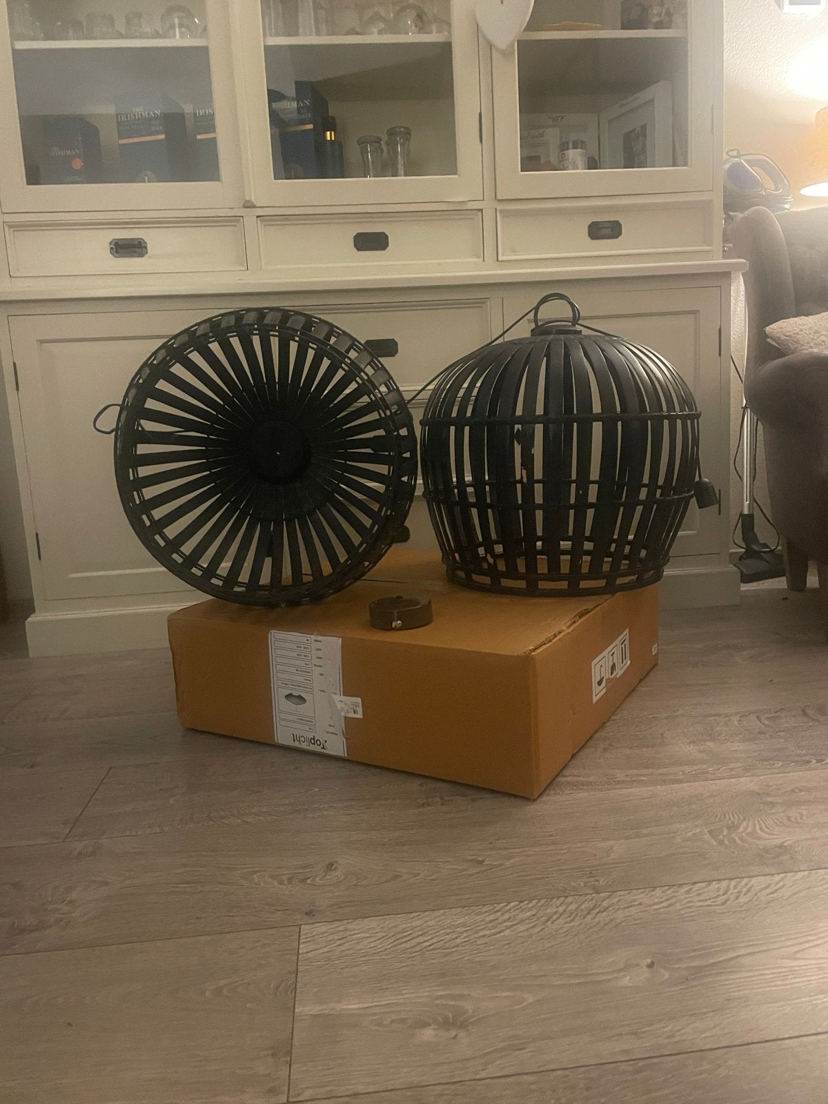 Set van 2 zwarte bamboe ibiza style hanglampen, Ophalen of Verzenden, Zo goed als nieuw, Natuurlijk materiaal, E27 (groot)