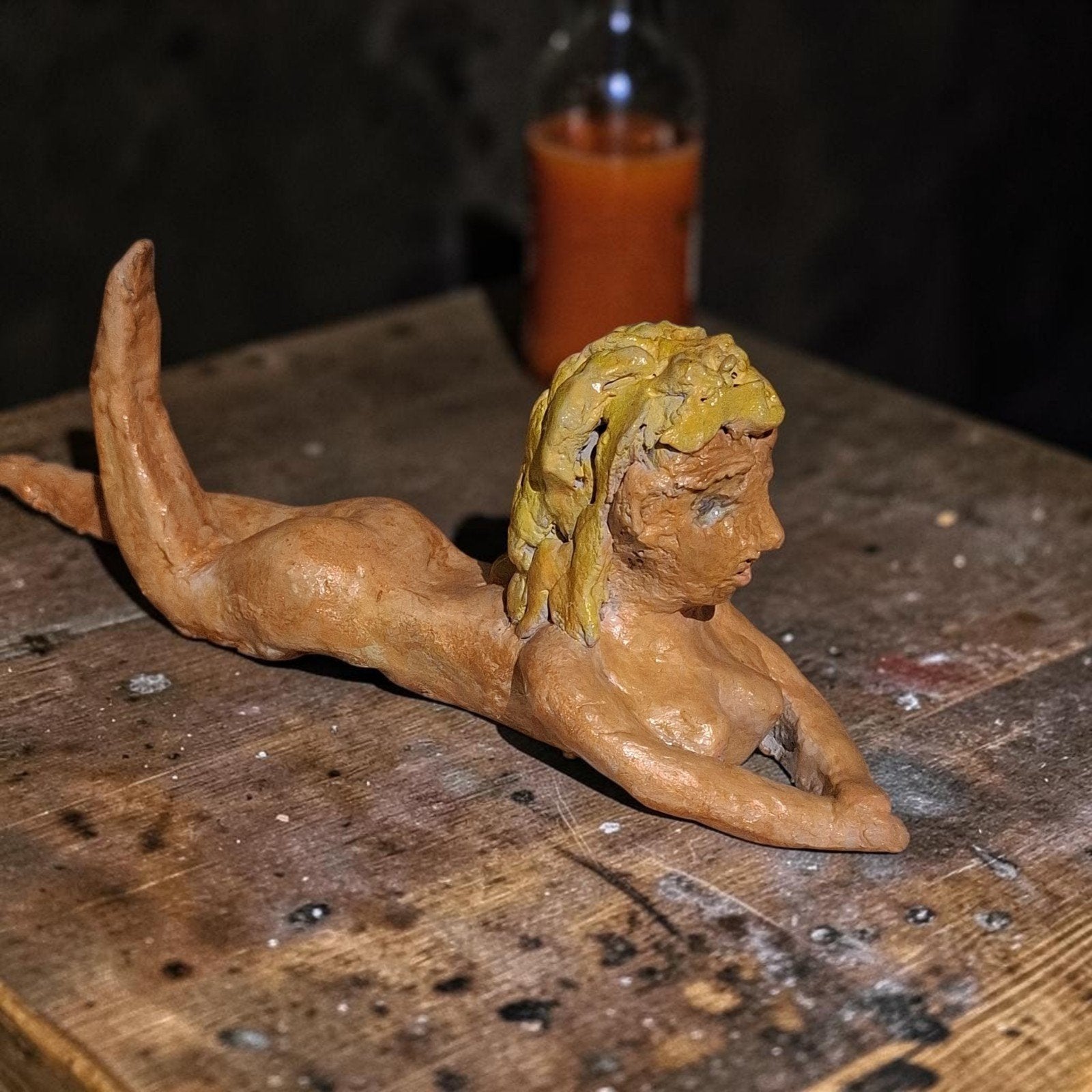 Handgemaakt beeldje van een liggende vrouw, Minder dan 20 cm, Ophalen of Verzenden, Steen of Keramiek, Beeld