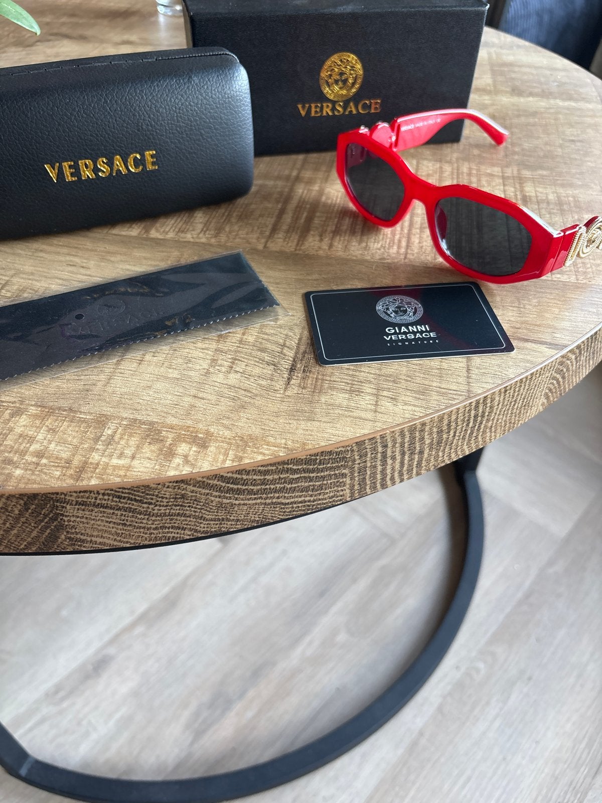 Gianni Versace Zonnebril Rood - Zo goed als nieuw, Zonnebril, Gianni Versace, Ophalen of Verzenden, Zo goed als nieuw