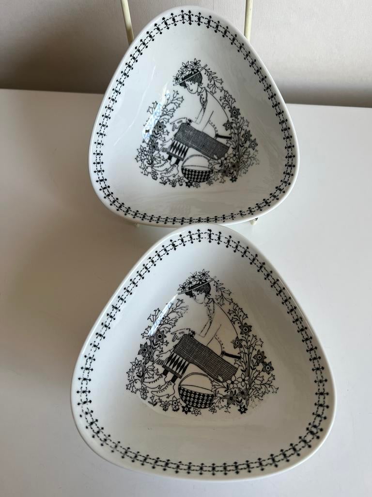 2 Vintage ARABIA Emilia Schaal Tuinvrouw R. Uosikkinen 60s, Antiek en Kunst, Ophalen of Verzenden
