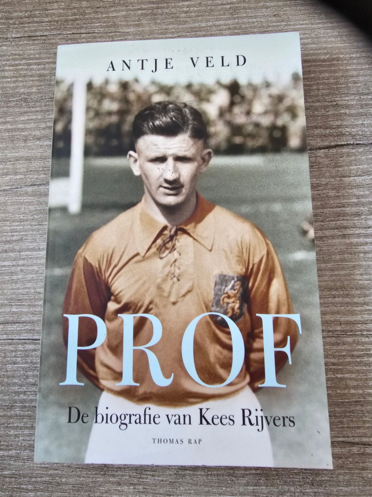 PROF: De biografie van Kees Rijvers - Antje Veld, Boeken, Ophalen of Verzenden, Gelezen, Antje Veld, Sport