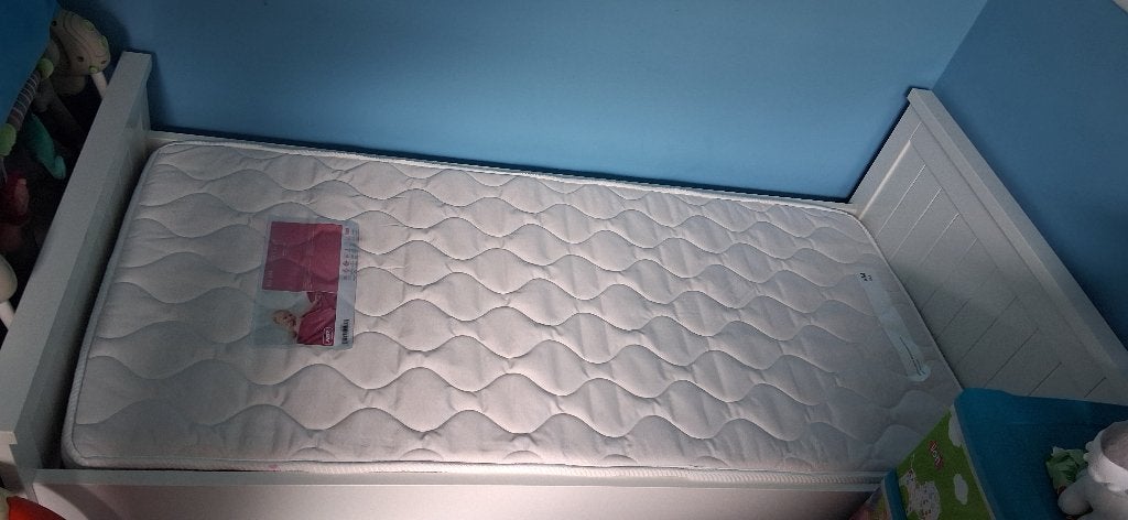Witte peuterbed met matras en kledingkast, Kinderen en Baby's, Kinderkamer | Bedden, Gebruikt, 70 tot 85 cm, 140 tot 160 cm, Ophalen