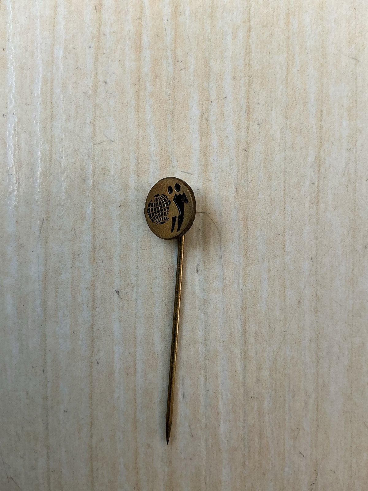 Vintage reversspeldje met wereldbol en dansend paar, Ophalen of Verzenden, Gebruikt, Overige onderwerpen, Speldje of Pin