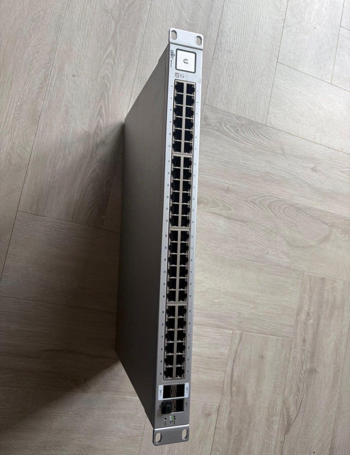 Ubiquiti UniFi 48-poorts switch – NON-POE, Computers en Software, Ophalen of Verzenden, Zo goed als nieuw