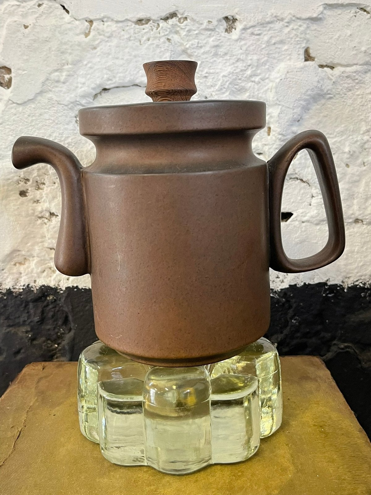 Vintage bruin keramieken theepot Cor Unum houten deksel, Gebruikt, Keramiek, Overige typen, Ophalen of Verzenden