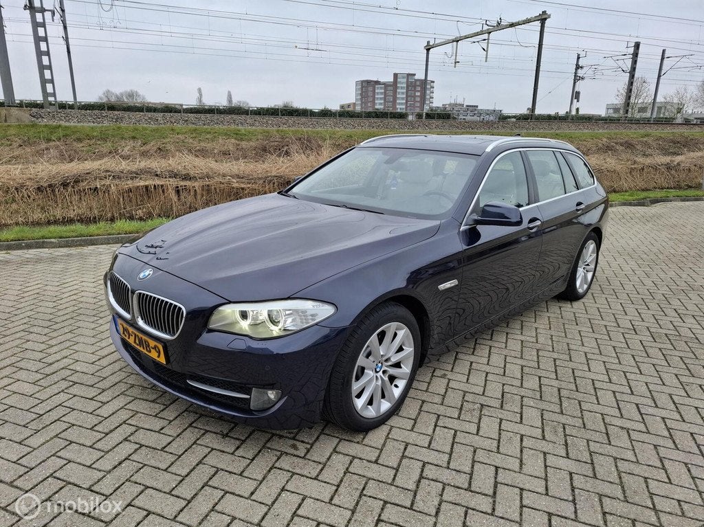 BMW 5-serie Touring 528i High Executive LEDER/PANORAMADAK, Auto's, BMW, Automaat, Euro 5, Gebruikt, 2000 kg