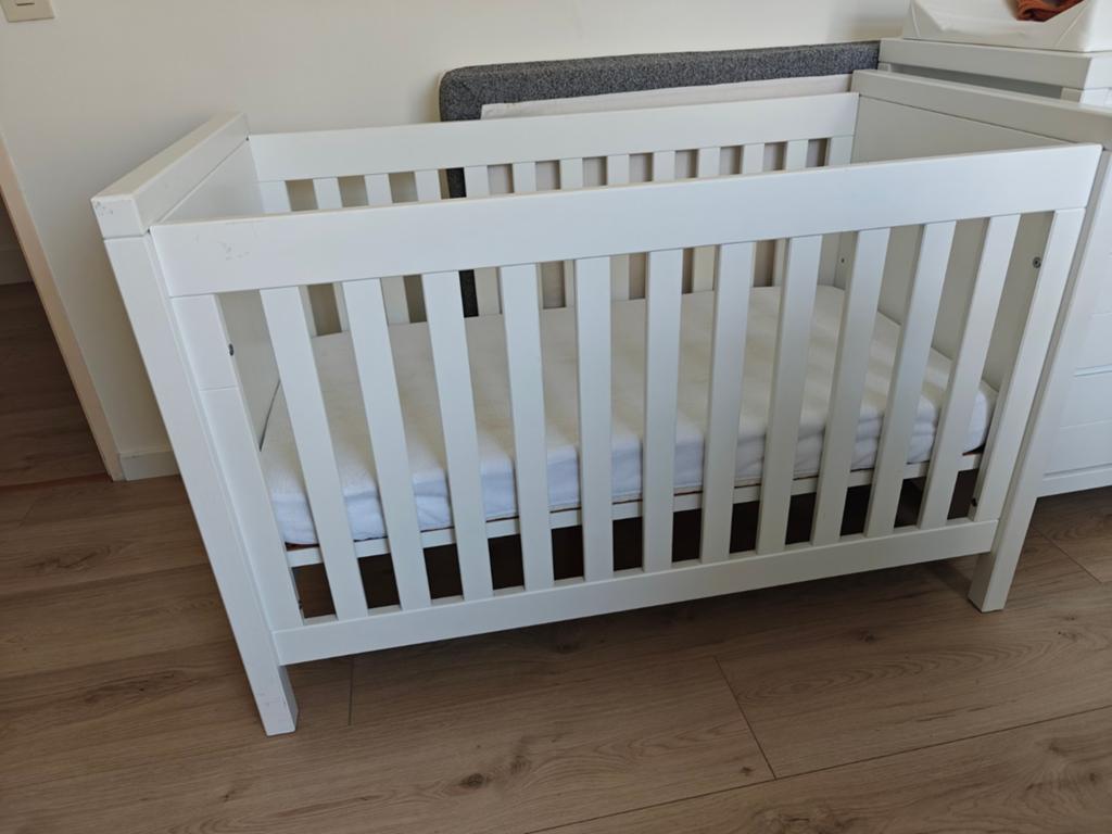 Wit ledikant (120cm*60cm) met matras, Kinderen en Baby's, Babywiegjes en Ledikanten, Ophalen, Gebruikt, Ledikant