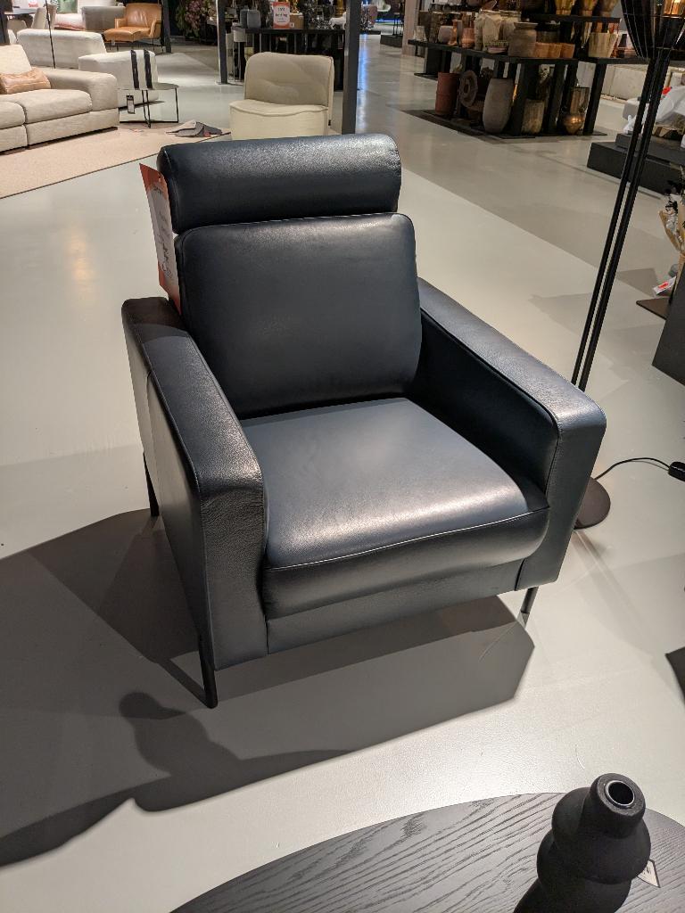 NIEUWE BLAUWE LEREN FAUTEUIL VOOR SPOTPRIJS, Huis en Inrichting, Fauteuils, Ophalen, KLASSIEK, Nieuw, 50 tot 75 cm