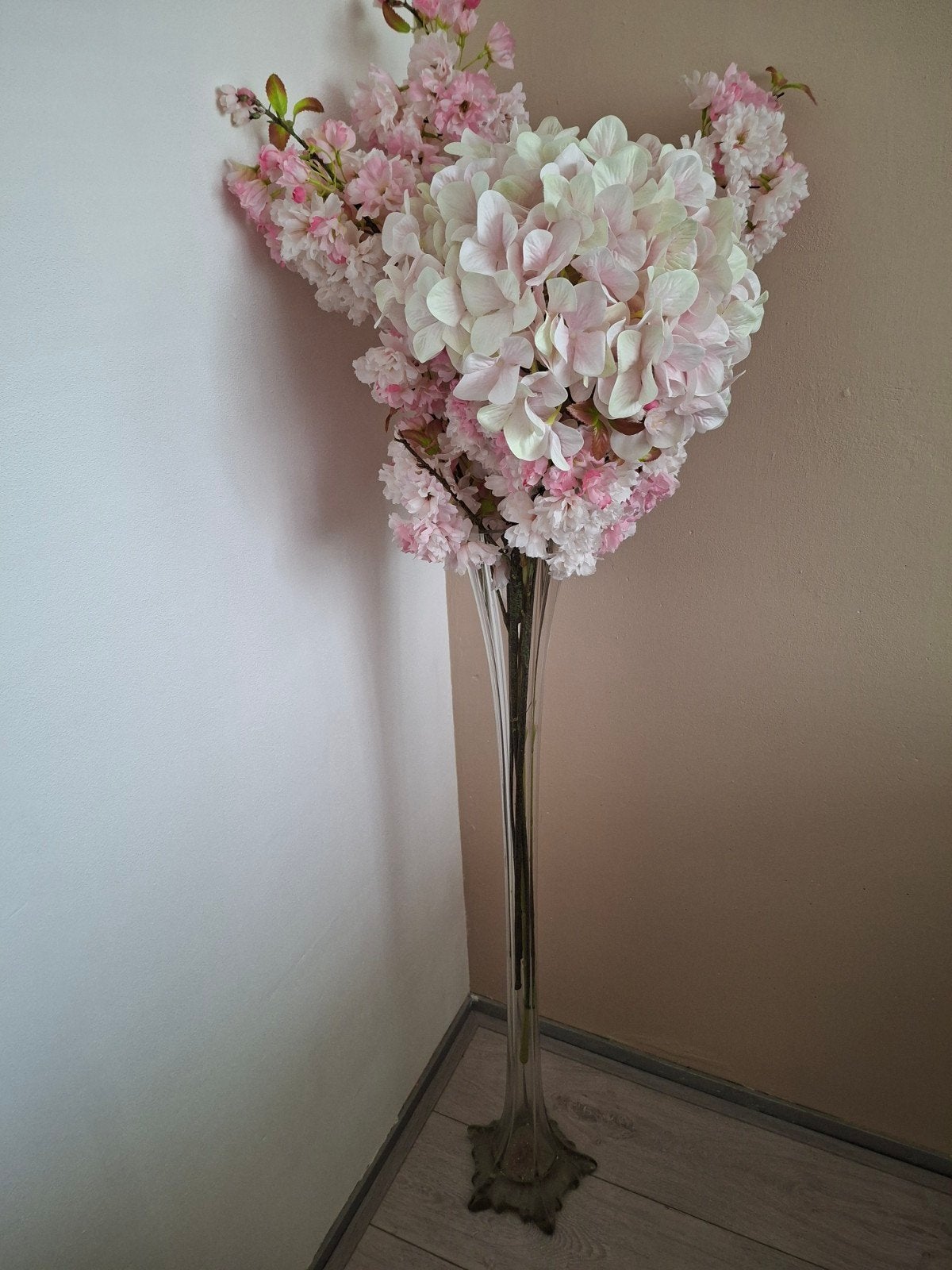 Glazen grondvaas 1 meter hoog met roze zijdebloemen. Bieden, Huis en Inrichting, Ophalen, Roze, Glas, Zo goed als nieuw
