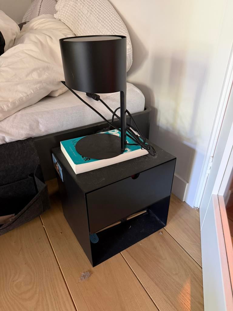 Nachtkastje en lampje mat zwart FonQ, Huis en Inrichting, Slaapkamer | Nachtkastjes, Ophalen, Zo goed als nieuw, Minder dan 45 cm