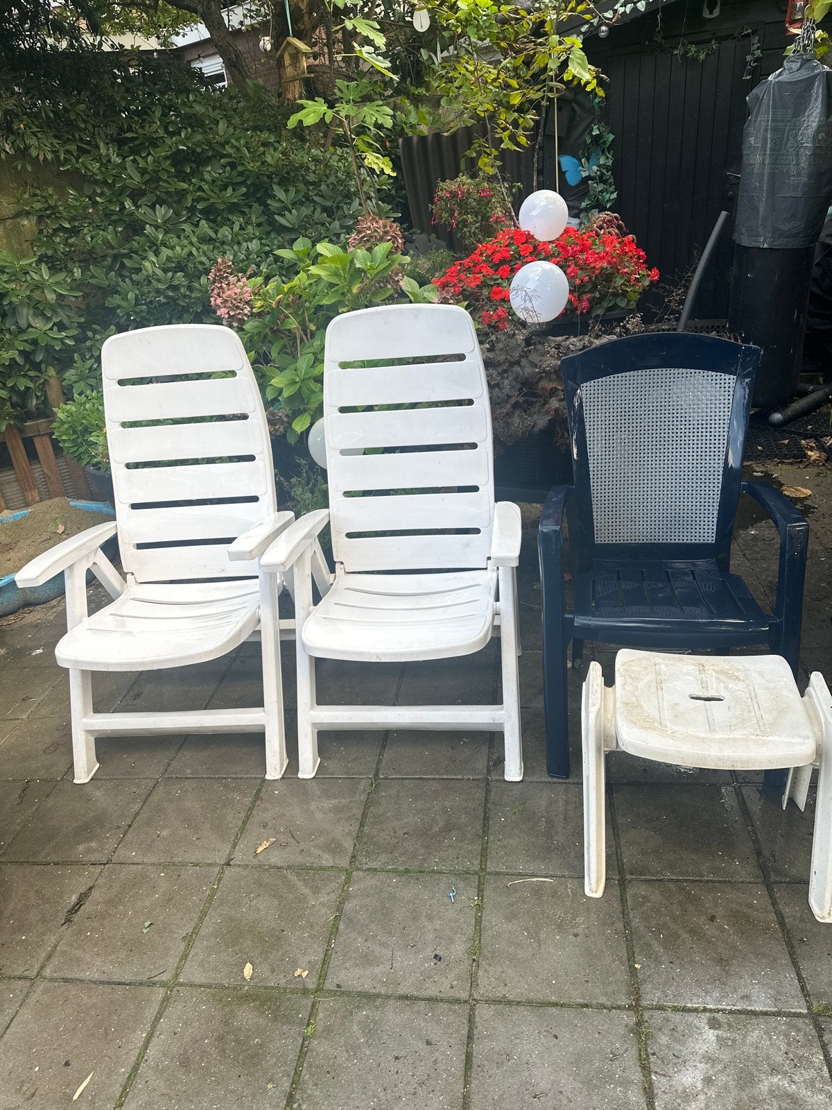 Tuinstoelen (2x wit, 1x blauw) en krukje, Tuin en Terras, Ophalen, Gebruikt, Plastic, Verstelbaar