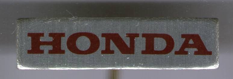 HONDA rood op zilverkleurig auto speldje ( B_157), Ophalen of Verzenden, Nieuw, Transport, Speldje of Pin