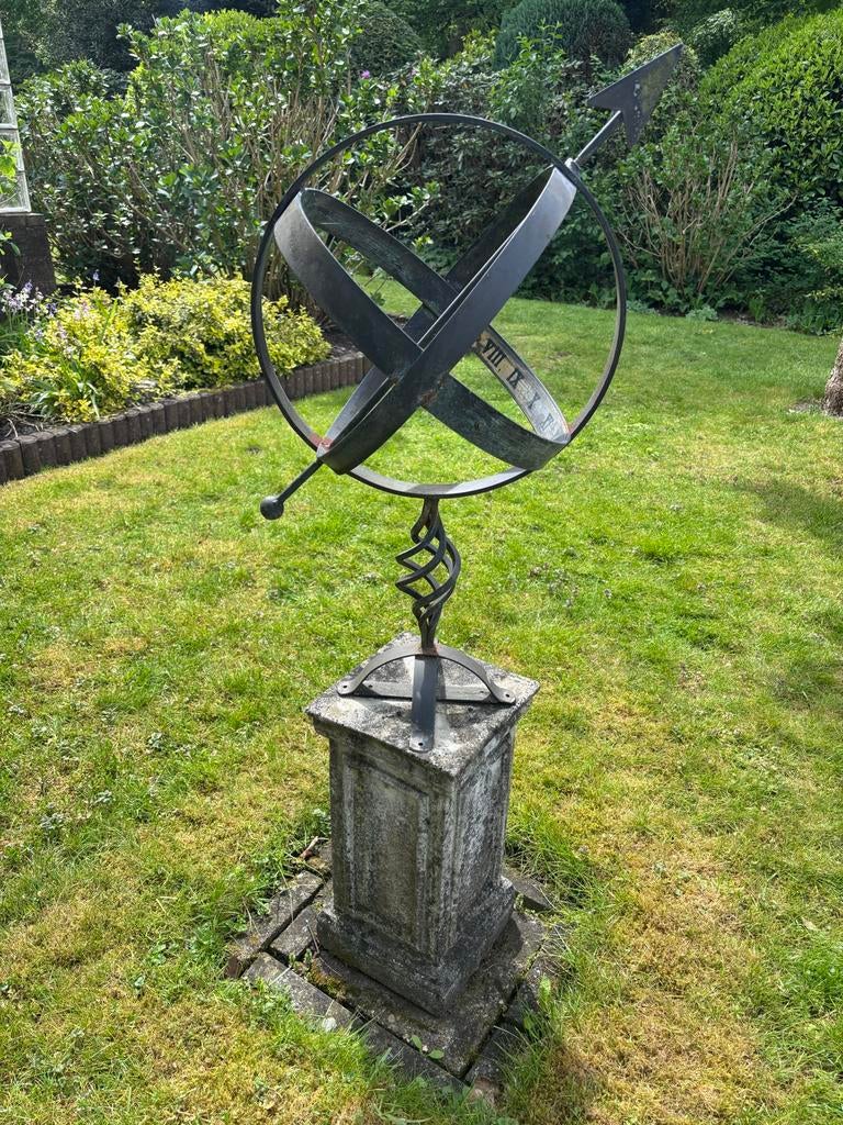 Metalen Armillairsfeer Zonnewijzer op Sokkel, Ophalen, Gebruikt, Metaal, Abstract beeld