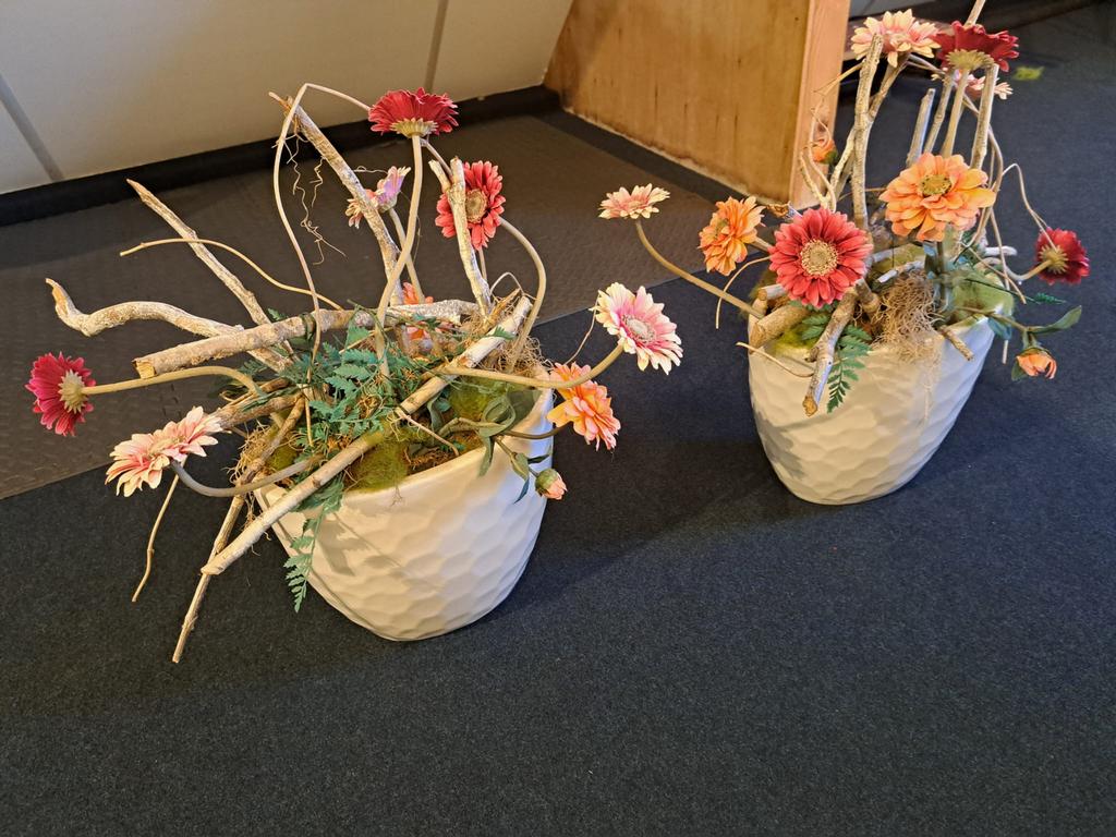 Creme kleurige potten met kunstbloemen, Huis en Inrichting, Ophalen, Zo goed als nieuw