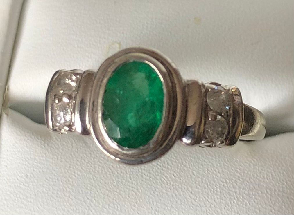 Witgouden ring ( 9 kt) met smaragd en diamanten, Gebruikt, Wit, Ophalen of Verzenden, 17 tot 18