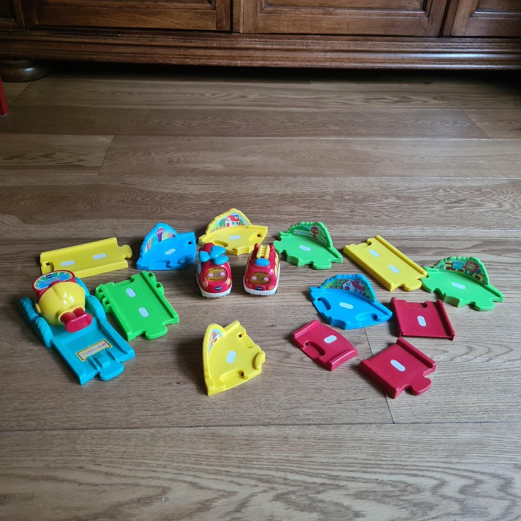 Vtech Toet toet auto’s wegdelen + 2 voertuigen, Ophalen of Verzenden, Gebruikt, 2 tot 4 jaar