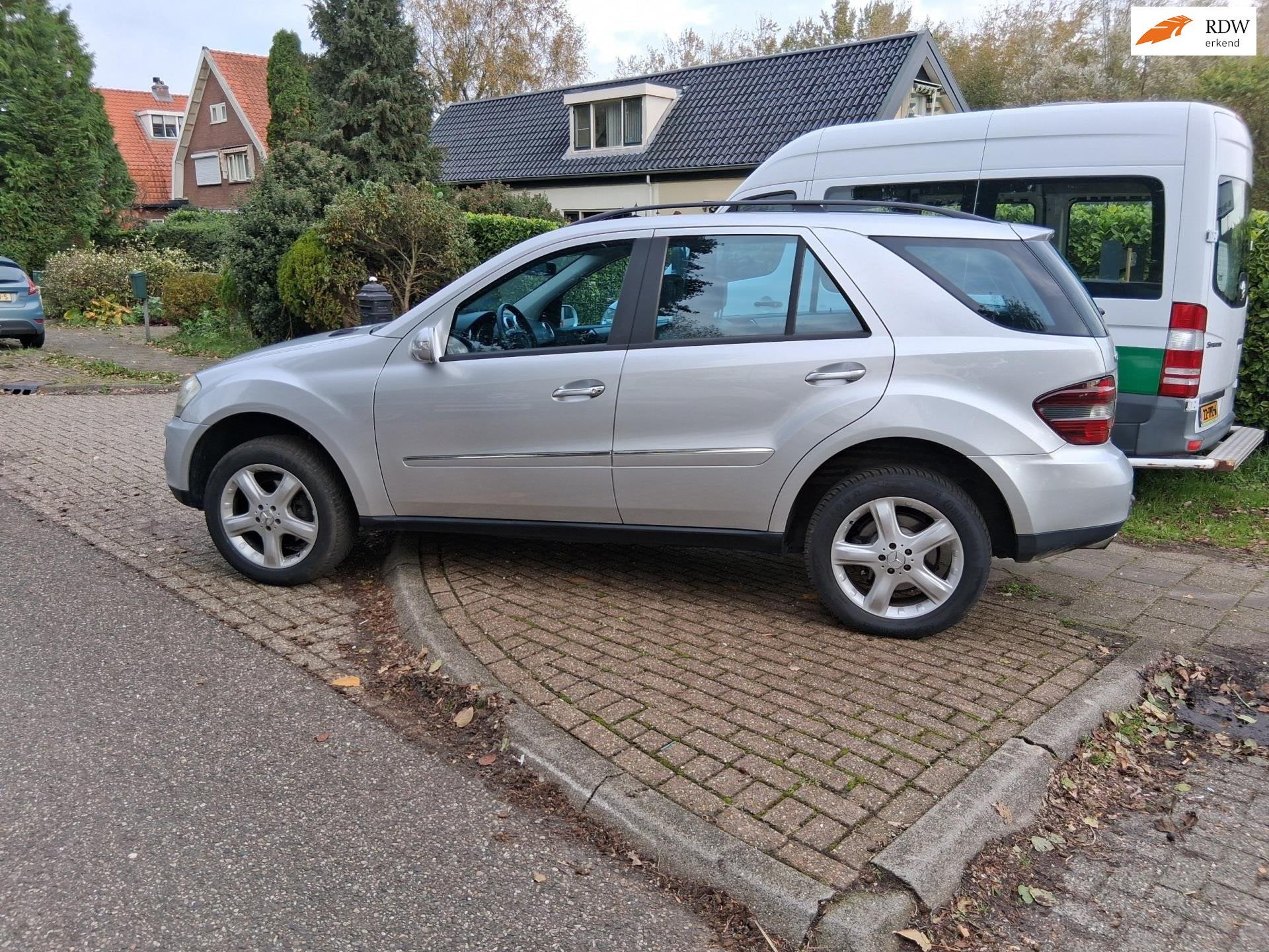 Mercedes-Benz M-klasse 350 navigatie cruiscontrol trekhaak, Auto's, Mercedes-Benz, Automaat, Gebruikt, Zwart, Parkeersensor