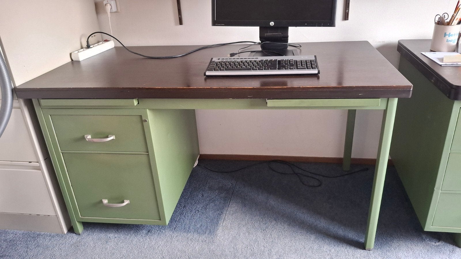Vintage industrieel bureau met metalen frame en houten blad, Ophalen, Met lades, Gebruikt, Metaal