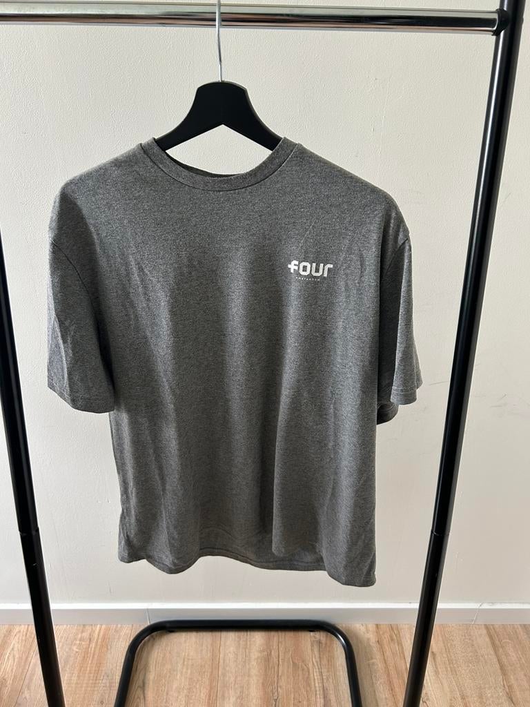 Four Amsterdam T-shirt grijs – minimal logo – maat M, Kleding | Heren, T-shirts, Ophalen of Verzenden, Zo goed als nieuw, Maat 48/50 (M)