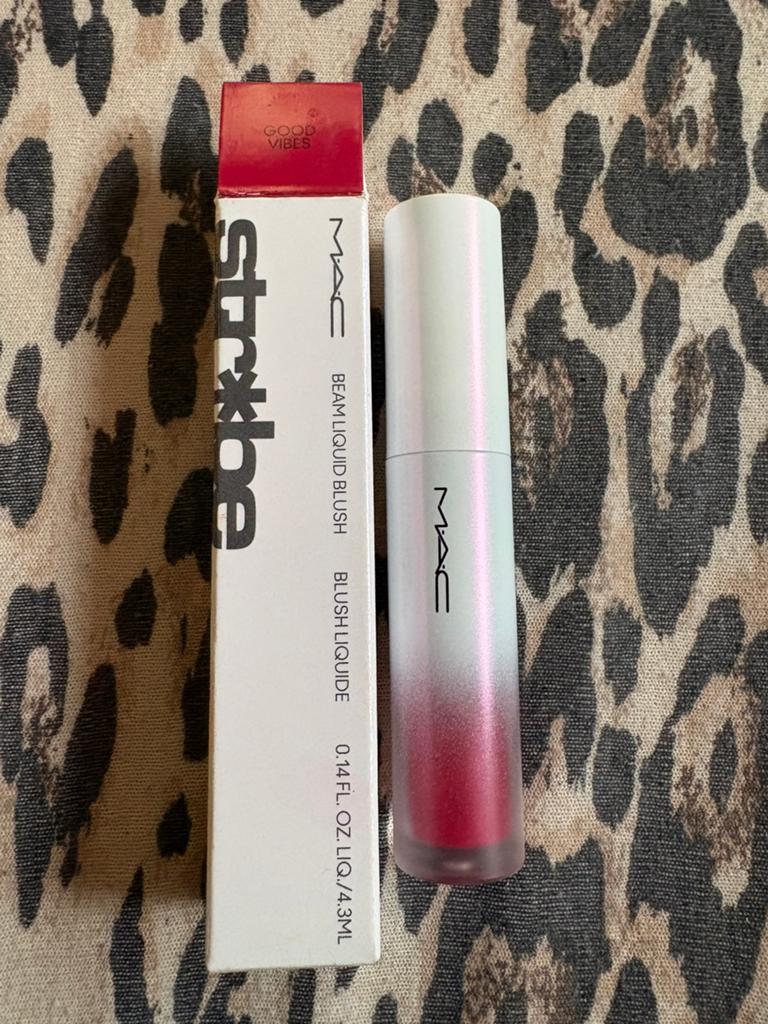 MAC Strobe Beam Liquid Blush - 1 keer geswatched, Wangen, Overige kleuren, Ophalen of Verzenden, Zo goed als nieuw