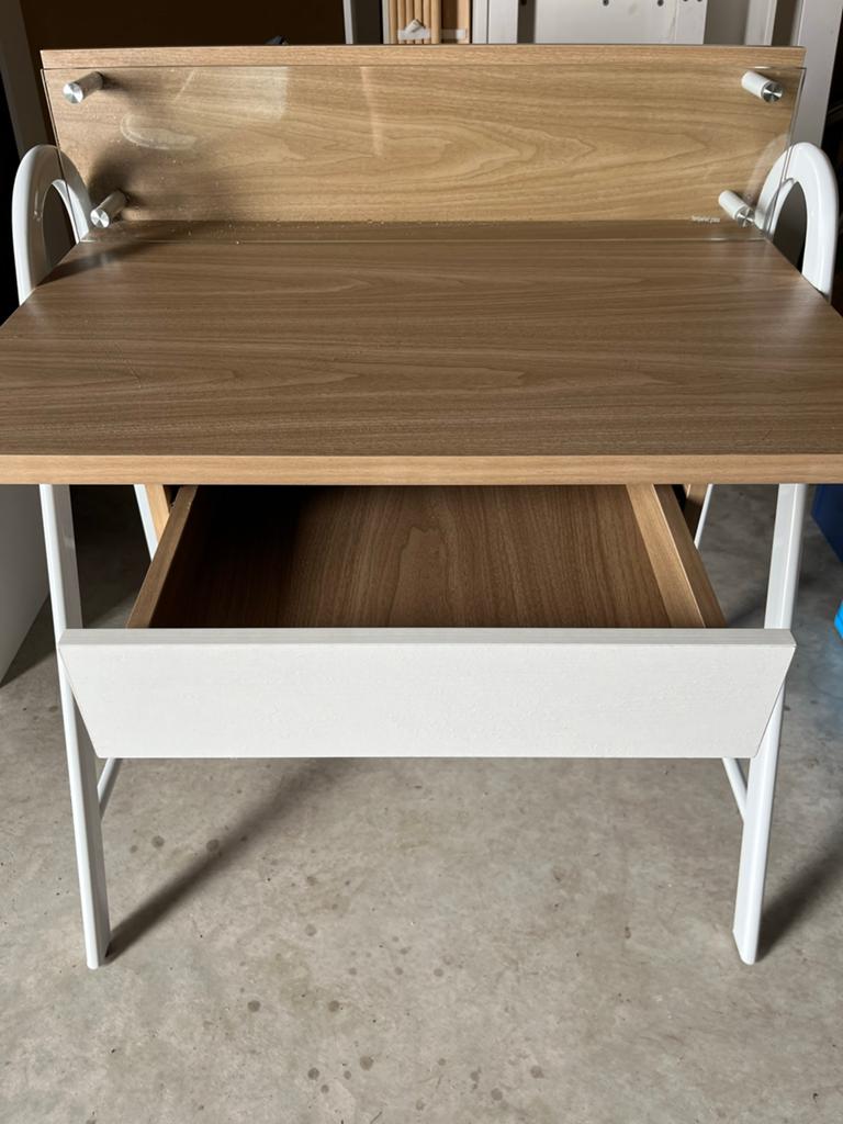 Bureau walnoot/wit met glazen documentenhouder, Huis en Inrichting, Bureaus, Zo goed als nieuw, Schoolbureau, Overige merken, Modern