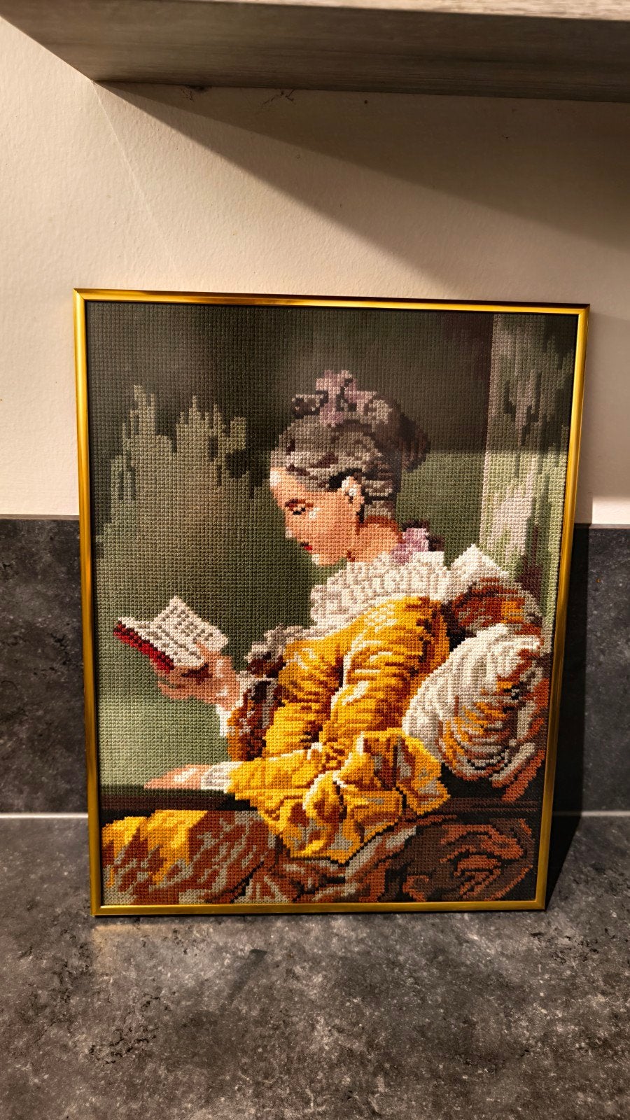 Geborduurd schilderij van lezende vrouw, Minder dan 50 cm, Ophalen of Verzenden, Zo goed als nieuw, Schilderij