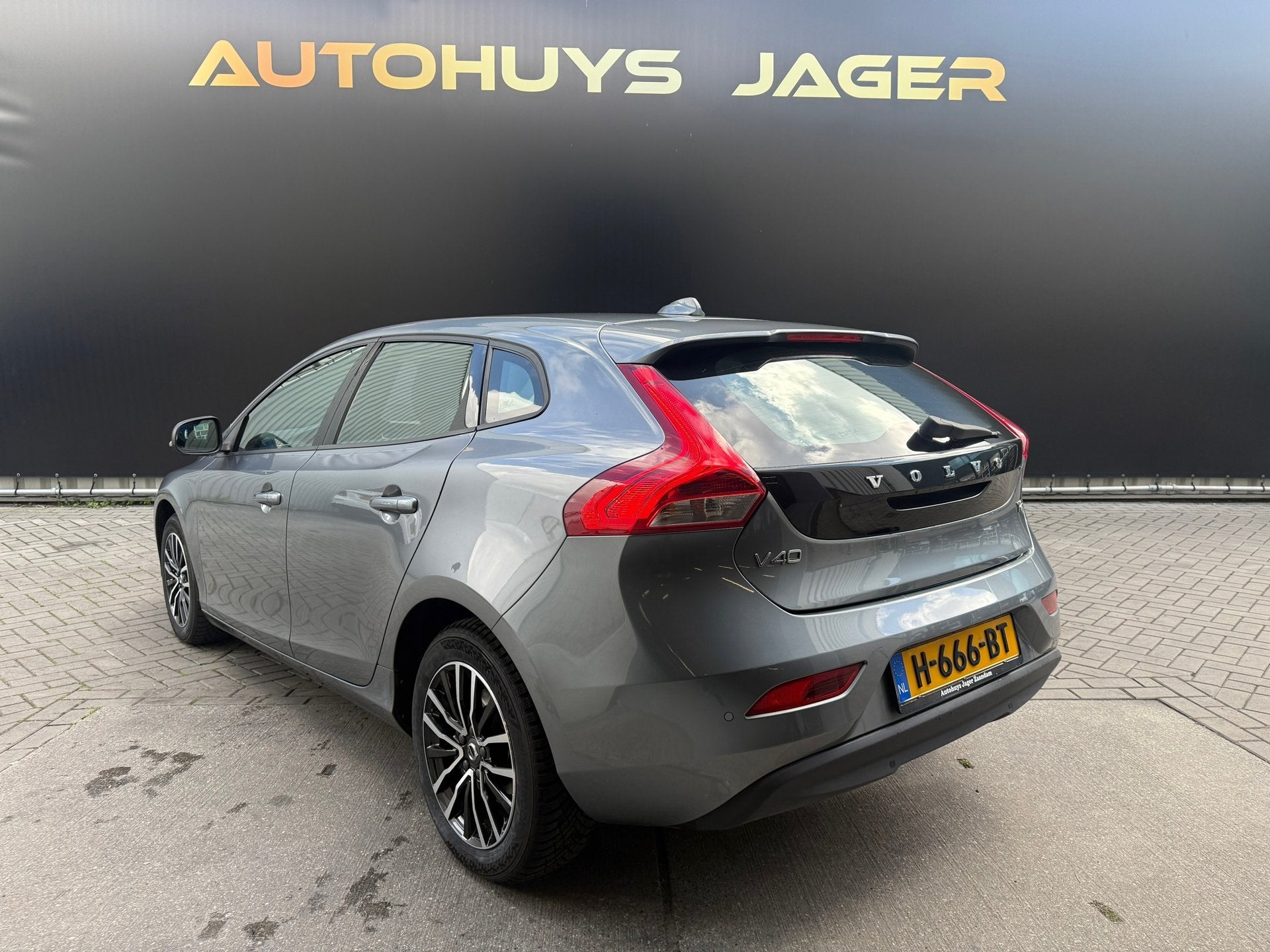 Volvo V40 1.5 T2 Polar+ Sport Automaat Sensoren, Stof, 700 kg, 122 pk, Origineel Nederlands