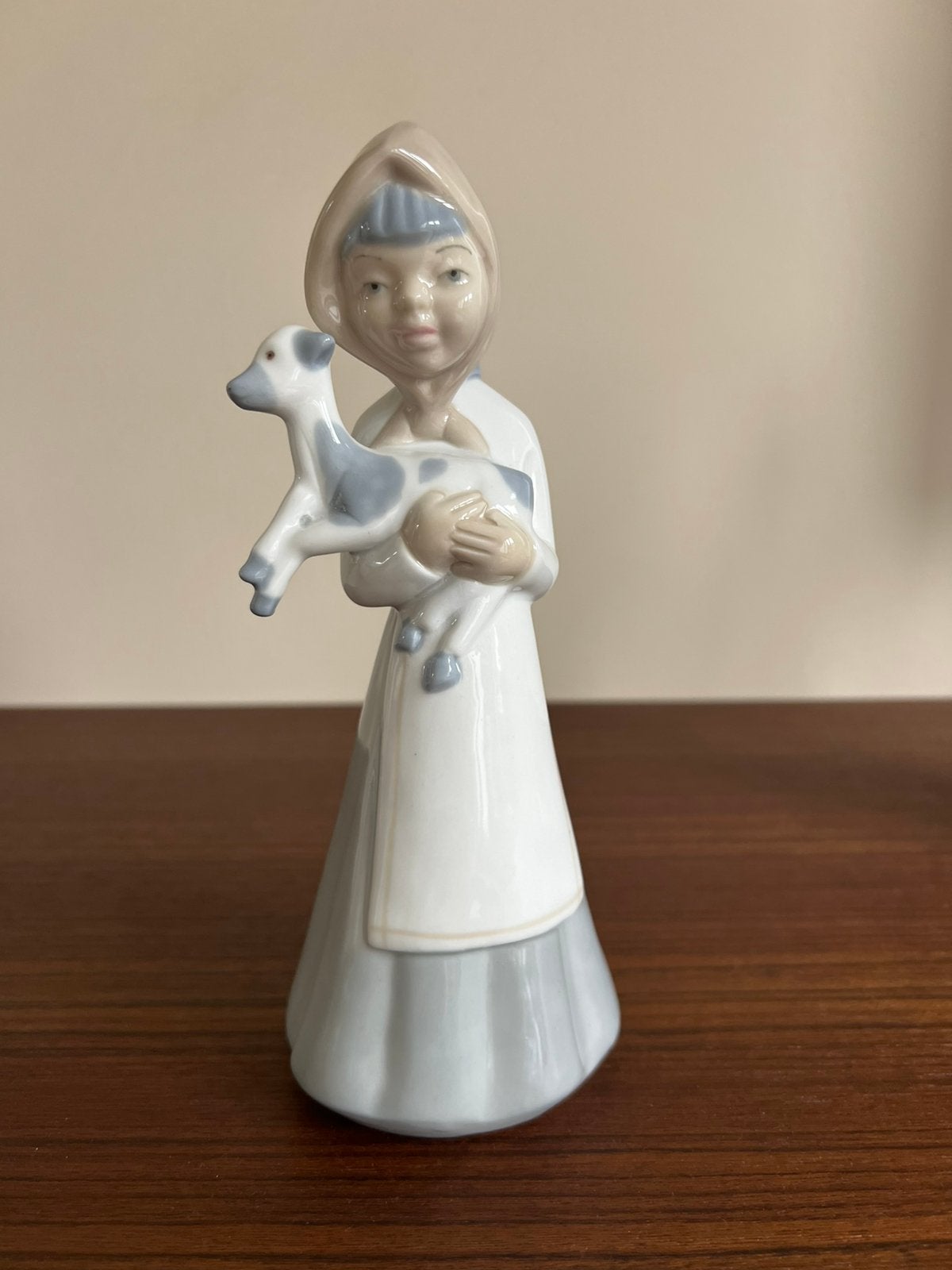 Porcelein beeldje van spaanse Lladro meisje met lammetje, Ophalen of Verzenden, Zo goed als nieuw, Mens