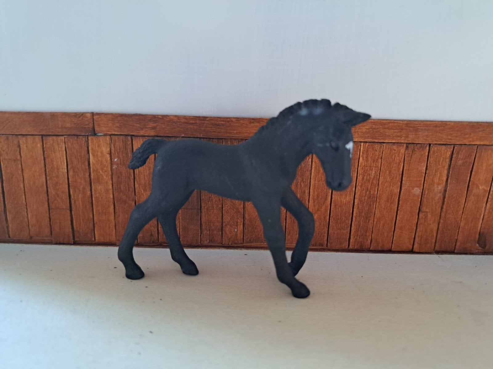 schleich trakenher veulen uit tijdschrift, Verzamelen, Dierenverzamelingen, Ophalen of Verzenden, Zo goed als nieuw, Paard, Beeldje of Figuurtje