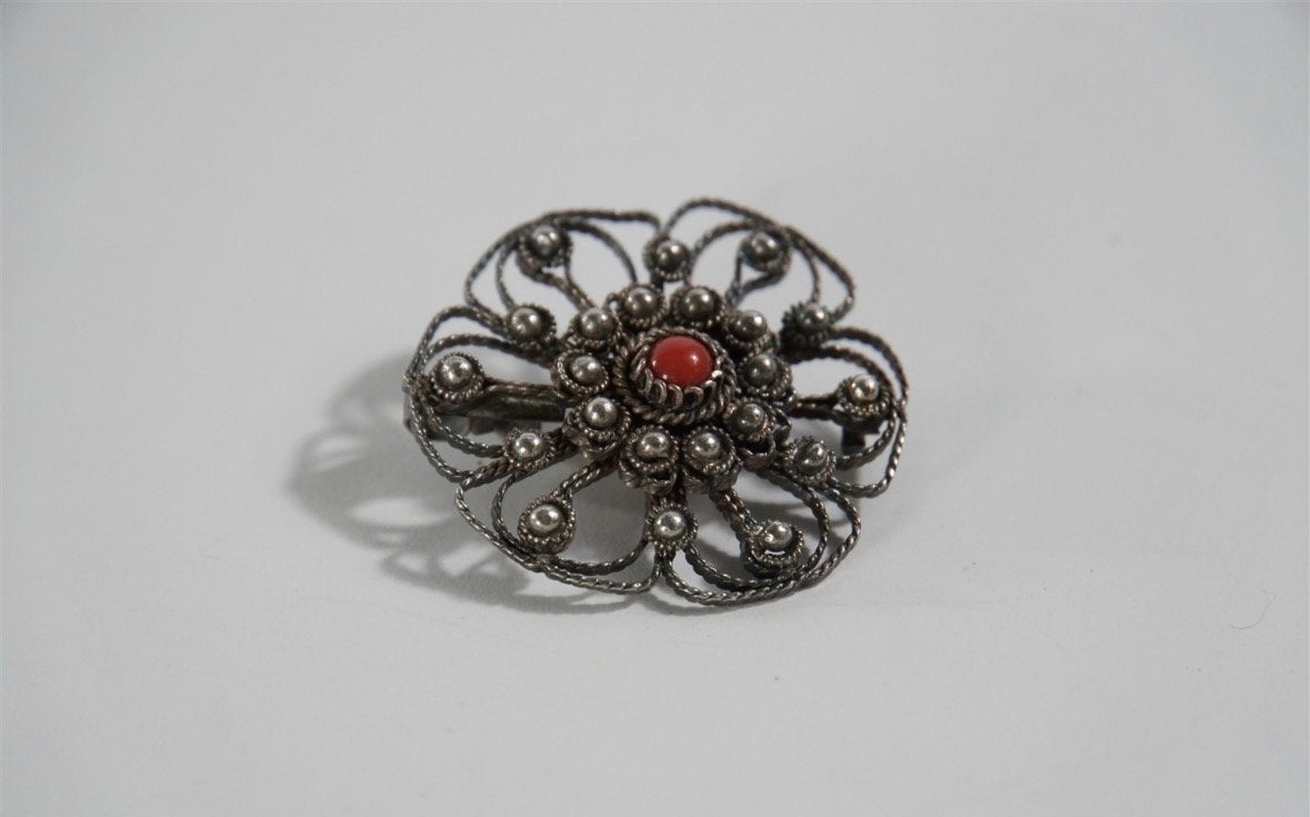 Vintage Zilverkleurige Broche met Bloedkoraal, 4 tot 7 cm, Gebruikt, Ophalen of Verzenden, Met edelsteen