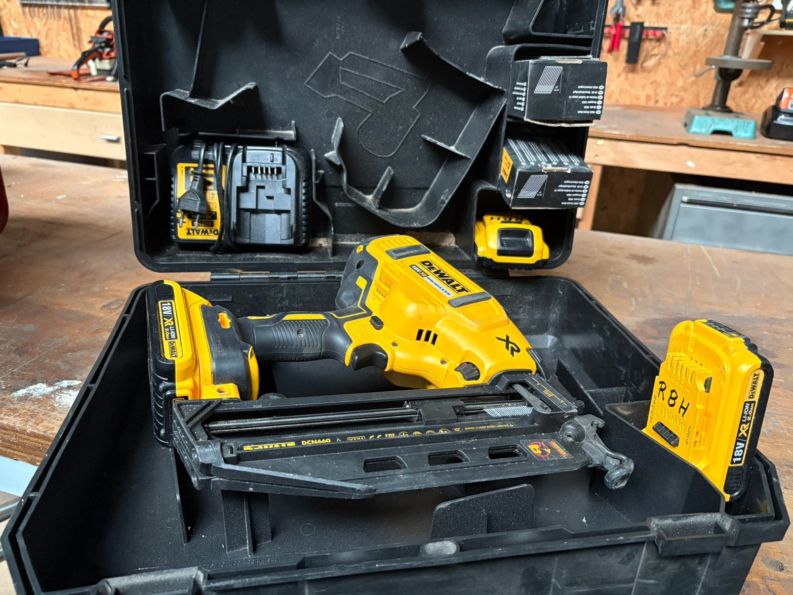 Dewalt DCN660 18V XR Spijkerpistool met Accu's en Lader, Ophalen, Zo goed als nieuw, Minder dan 400 watt, Overige typen
