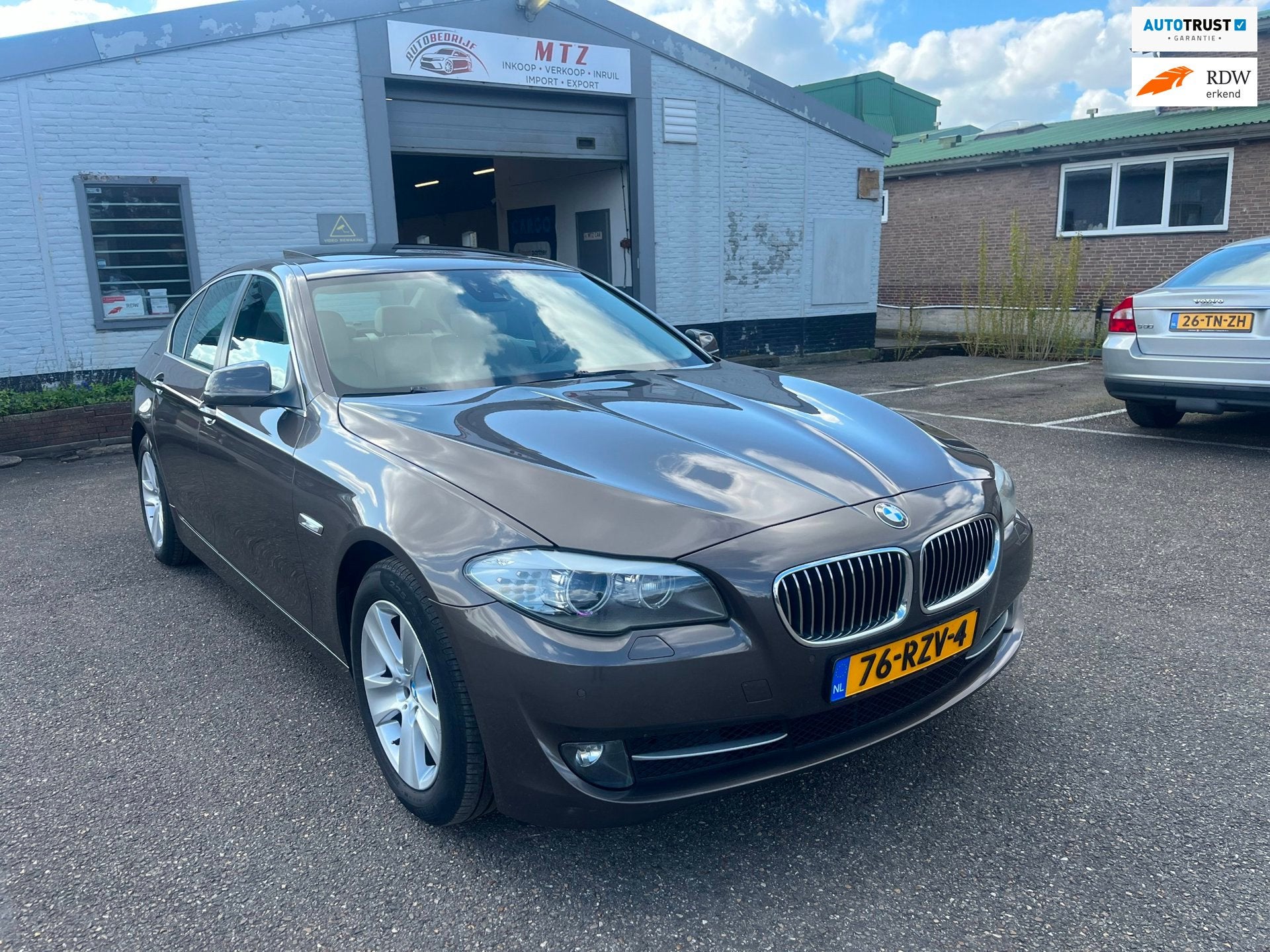 BMW 5-serie 523i High Executive Volledig uitgevoerd | DEALER, Auto's, Achterwielaandrijving, Beige, 2996 cc, Leder