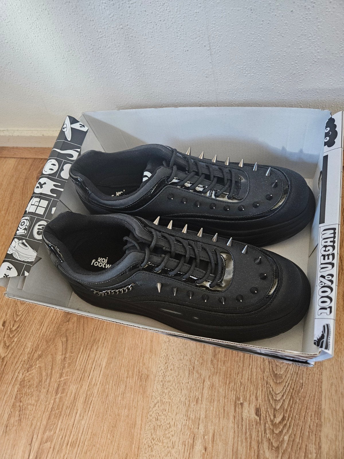Nieuwe Koi Footwear maat 12 (46) met spikes, Verzenden, Zwart, Koi Footwear, Nieuw