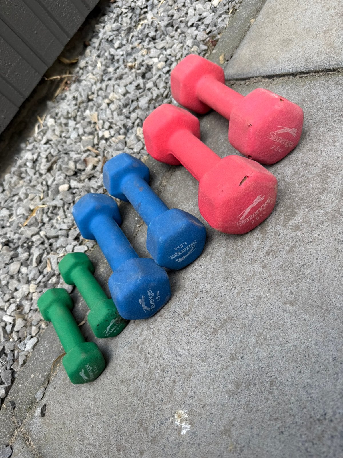 Drie paar dumbbells 2,5 en 1,5 en 0,5 kg, Sport en Fitness, Fitnessmaterialen, Ophalen, Gebruikt, Dumbbell