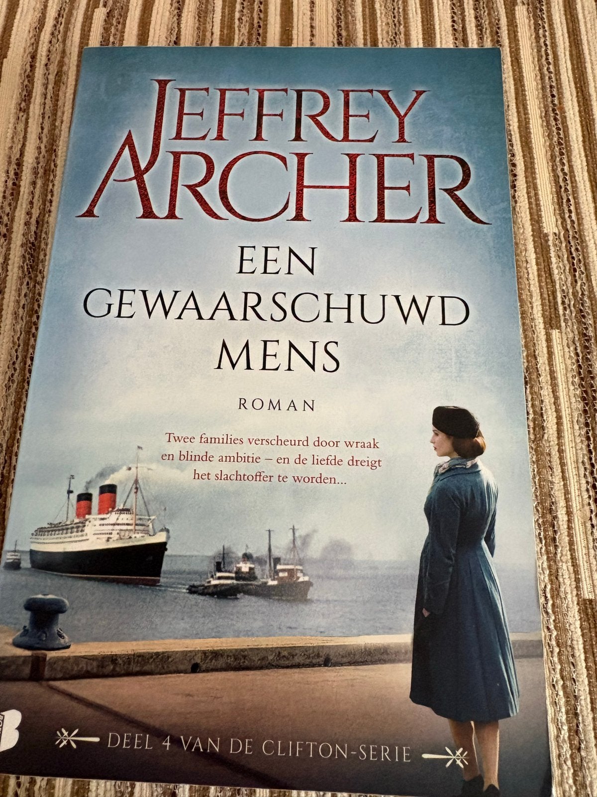 Boek: Een Gewaarschuwd Mens - Jeffrey Archer (Als nieuw), Ophalen of Verzenden, Zo goed als nieuw
