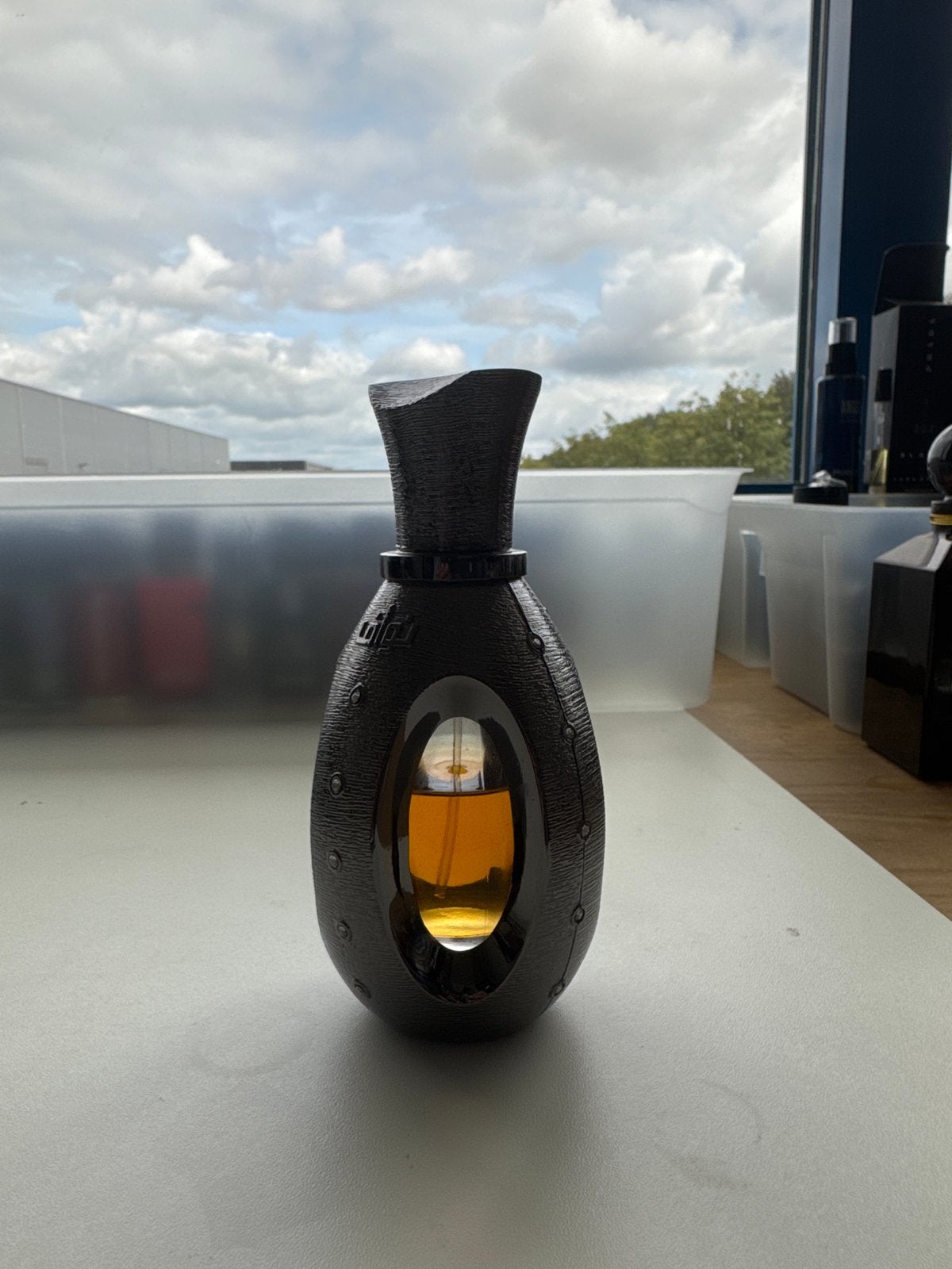Unieke parfumfles met amberkleurige vloeistof 35 ml van 50ml, Verzenden, Zo goed als nieuw