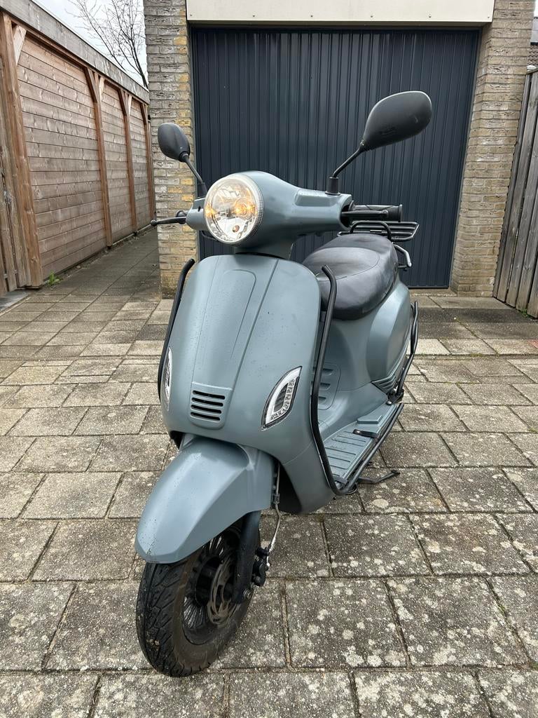 GTS Toscana Scooter 2017 antraciet grijs- Blauw Kenteken, Fietsen en Brommers, Snorfietsen en Snorscooters, Zo goed als nieuw