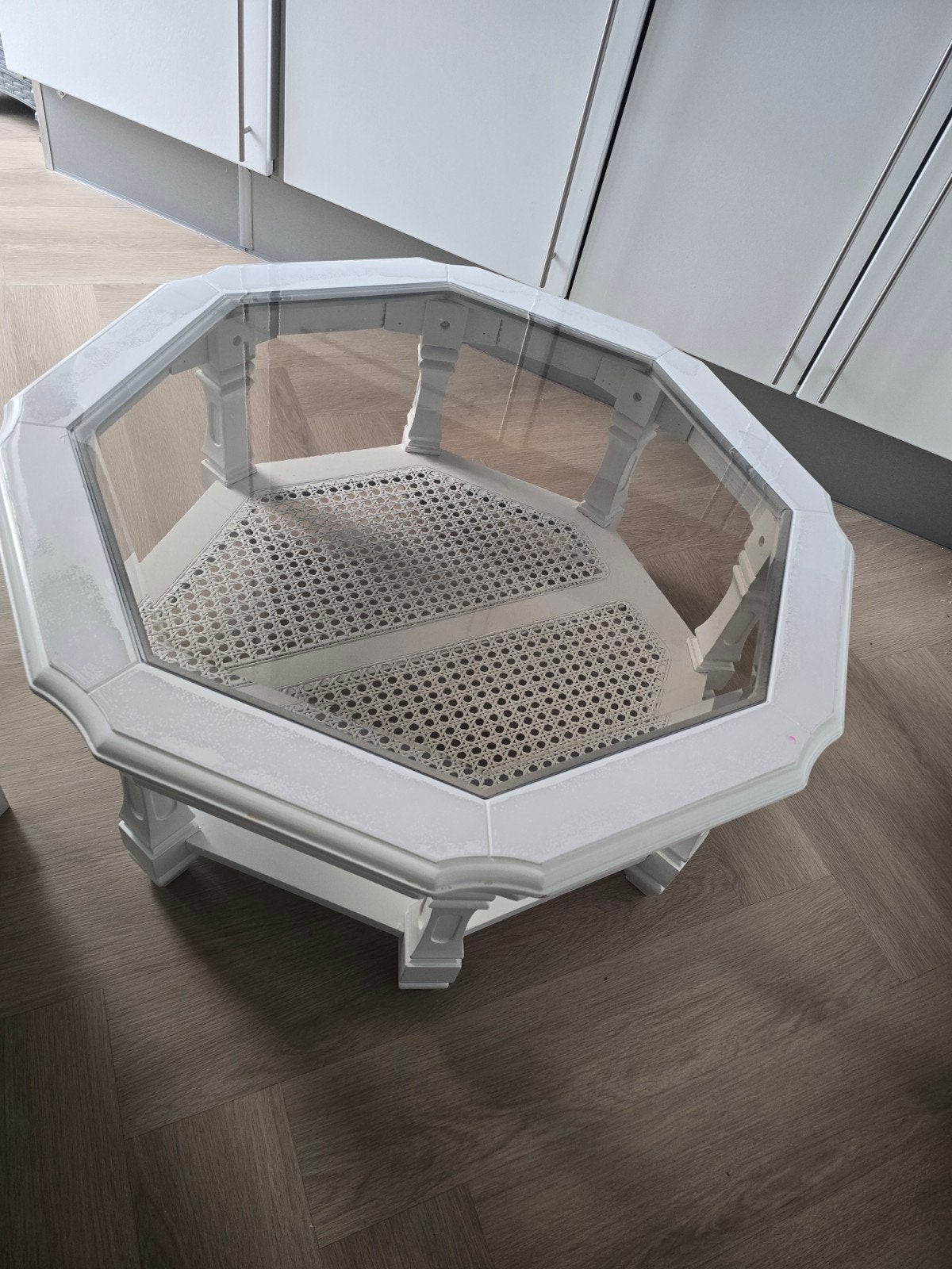 Te koop! Witte octogonale salontafel met glazen bovenkant, Ophalen, 50 tot 100 cm, Overige houtsoorten, 50 tot 100 cm